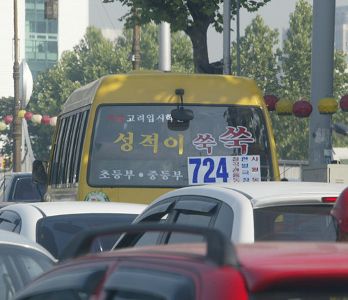 시내버스 노선에 투입된 입시학원 차량 